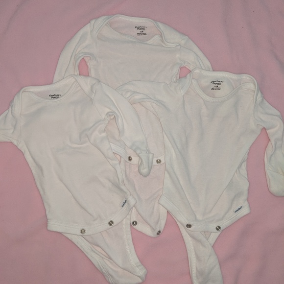 Organic Gerber onesies 0-3 mths - Picture 3 of 3